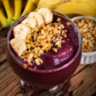 Açaí batido com leite e canela.